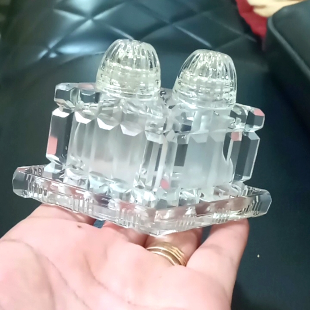 CRYSTAL MINI SALT & PEPPER SHAKERS WITH TRAY COLLECTIBLE